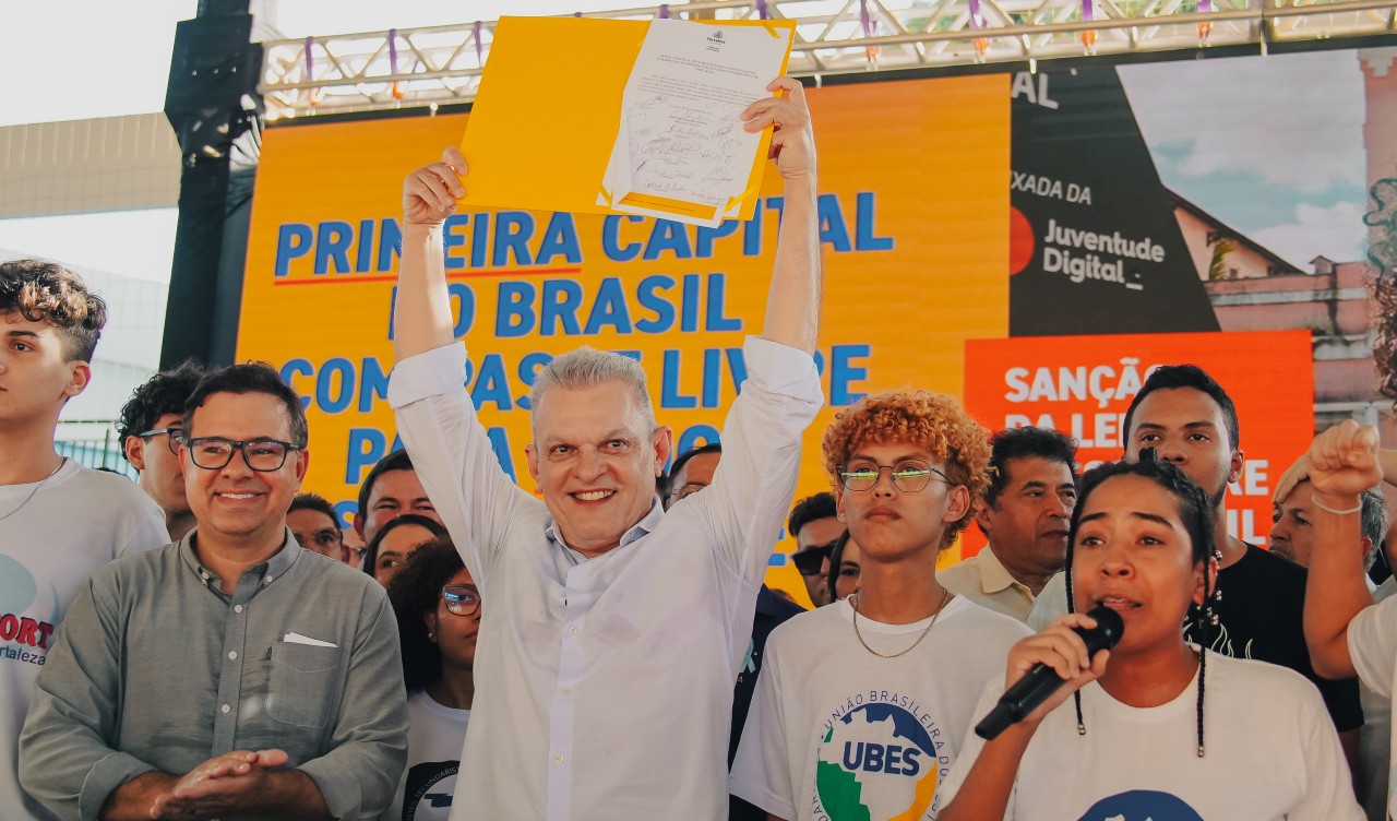 grupo de pessoas num palco